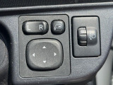 【電動格納ミラー】サイドミラーは電動格納式となっており、狭い駐車場でもキズがつくリスクを抑えられます。