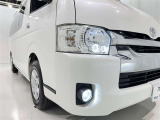 明るいライトが夜道を明るく照らしてくれます。 運転する上で、道路状況をいかに早く認識できるか重要なポイントです。 白色光が暗い道も明るく照らしてくれますよ。