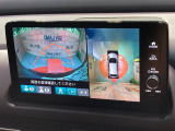 【マルチビューカメラシステム】専用のカメラにより、上から見下ろしたような視点で360度クルマの周囲を確認することができます☆死角部分も確認しやすく、狭い場所での切り返しや駐車もスムーズに行えます。