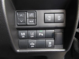 パーキングセンサーや横滑りを防ぐVSA等のスイッチ類は運転席の右側、手の届きやすい位置にあります。
