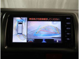 【パノラマモニター】に搭載した4つのカメラにより、車を真上から見ているような映像を表示。運転席から確認しにくい車両周囲の状況を把握できます。