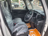 毎日過ごす運転席は要チェック。シートのへたり・擦れ、視界のイメージまで伝わる重要ポイント。