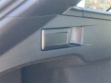荷室から後席シート折りたためます