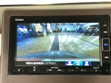 【バックカメラ】運転が苦手な方も車庫入れラクラクです!ギアをリバースに入れれば自動的に切り換わりますので、面倒な操作は不要です♪狭い駐車場もお車を傷つけず安心ですね!