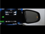 隣車線を走る車両をレーダーで検知し、ドアミラーでは確認しにくい後側方エリアに存在する車両に加え、急接近してくる車両も検知します。車両を検知するとドアミラーに搭載されたLEDインジケーターが点灯します。