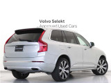 XC90には、フルサイズSUVにふさわしい余裕ある力強さと、自信に満ちた佇まいが備わっています。ボルボ伝統のスタイリングを継承し、力強い存在感を、精巧かつ繊細に形にしたデザインです。