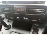 フルオートエアコンです。室内の設定温度や風量はもちろん、吹き出し口まで細かく変更することも可能です。