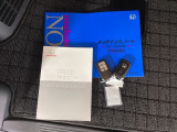 安心、安全の記録簿、説明書がしっかり付いています。カバンに入れたままでも、ドアの解錠・施錠、エンジンスタートが可能なスマートキーは2個セットです。
