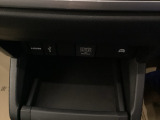 スマートフォンなどの充電に便利なUSBジャック。運転席からも助手席からも使いやすいです。