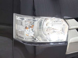 省電力に寄与する2連プロジェクター式LEDヘッドランプ(クリアスモーク加飾)が装備されています。
