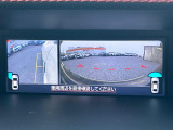 【フロント&サイドカメラ】ドライバーから見にくい死角部分を映像で確認できる前方と左側面にカメラを装着。見通しがきかない場所や住宅密集地などを運転することが多い人におすすめの安心装備です。