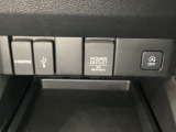 アクセサリーソケットはUSBのアダプターなどをつければ、スマホの充電にも使えます。横にはナビゲーション用の外部入力可能なUSB端子などがついており、周辺には物が置けるボックスがついています。