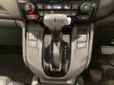 CVT車のセレクトレバーです。低速から高速まで、変速ショックのないスムーズな走りと、エンジン効率のよい領域を維持して燃費にも貢献します。サイドブレーキはスイッチ操作の電子制御パーキングブレーキです。