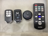 スマートキー付きですからドアロックの開閉およびエンジンスタートが楽々です。電動スライドドアの開け閉めもボタンで操作できます。加えて、純正リモコンエンジンスターター用の操作キーもついています。