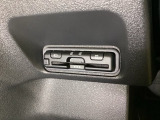 ハンドルの左下にETCがついています。高速道路の料金所の通過も楽々です。カードの取り出しもしやすい場所についています。