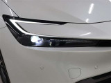 LEDヘッドライトには「オートマチックハイビームシステム」を搭載。夜間走行時にハイビームで走行可能と判断した場合、ロービームとハイビームを自動的に切り替え、前方視界確保をアシストします。
