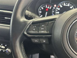 運転中、オーディオの操作をしてて、ハッとしたことはありませんか?ステアリングスイッチは、運転中でもハンドルでオーディオの操作が可能です。安全なドライブをサポートします。