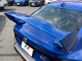 【大型リヤスポイラー】スポーツカーらしさがグッと引き立つ大型リヤスポイラーを装着♪高速走行時のスタビリティ(走行安定性)向上に役立ちます。