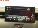 ドライブの必需品。Honda CONNECTディスプレーを搭載しています。ナビ、スマホ連携、車両情報表示、各種設定操作を一つに集約した高機能タッチパネル。直感的に使える便利なインターフェースです。