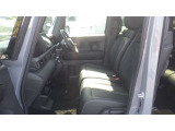 平日はママにぴったりの運転席を。休日はパパにぴったりの運転席を。ハンドルもシートも柔軟に位置調整ができます。運転席はハイトアジャスターが装備されていますので上下方向に柔軟に調節できます。