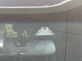 【ホンダセンシング】走行中に前方の車両等を認識し、衝突しそうな時は警報とブレーキで衝突回避と被害軽減をアシスト。より安全にドライブをお楽しみいただけます。