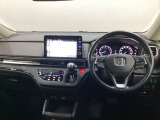 車内は光触媒抗菌消臭施工済です。スタイリッシュなデザインでスポーティなインパネ周りを演出します。グローブボックスやカップホルダーのほかにトレーなどたくさんの収納スペースが付いています。