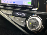 【オートエアコン】一度お好みの温度に設定すれば、車内の温度を検知し風量や温度を自動で調整。暑い&hellip;寒い&hellip;と何度もスイッチ操作をする必要はありません。快適な車内空間には必須の機能ですね♪