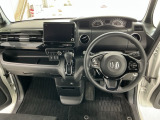 【前方視界】開放的な前方視界!運転がしやすく疲れにくいです♪窓が大きく、見通しがとっても良いおクルマですよ♪