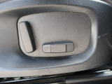 ◆パワーシート『電動パワーシートですので運転中のシート調節も安全に行えます。微調整も可能ですのであなただけのドライビングポジションを実現します。』