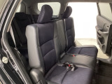 2列目シートは背もたれの角度調節ができるベンチシートになっております。長距離運転になってもゆったりとできるように、カップホルダー付きアームレストがついてます。