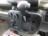 小ぶりなシフトレバーは、女性にも扱いやすい操作性を備えています。