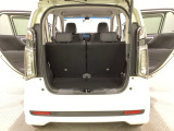 開口部も広く荷物の積み下ろしもしやすいお車となっております。シートを前方にスライドさせれば、さらに荷室を広げられます。また、床下にも収納スペースがあります。