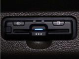 装備されているビルトインタイプのホンダ純正ETC車載器です。セットアップしてからご納車致します。ETCカードを差し込めば高速道路の出入り口ゲートを楽々通過出来ます。