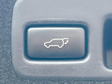 【パワーバックドア】スマートキーや運転席のボタンを押すだけでリアゲートが自動で開閉します!荷物を持っている時や、高い位置にあるバックドアを閉める際に便利な機能です♪