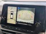 アラウンドビューモニター。上空から見下ろしているかのような映像を映し出して周囲を確認し、スムースな駐車をアシストします。