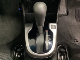 CVT車のセレクトレバーです。低速から高速まで、変速ショックのないスムーズな走りを実現するとともに、エンジン効率のよい領域を維持することで燃費にも貢献します。