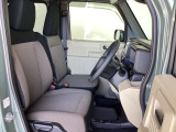 フロントは運転席と助手席が別々の広々としたセパレートシートです。