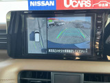 上空から見下ろしているかのような映像をディスプレイに映し出し、スムースな駐車をサポートします。画面は「トップビュー」のほか「サイドブラインドビュー」への切り換えが可能。ますます安心です