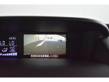 車両後方の映像を車内のディスプレイに表示し、駐車時や後退時の障害物や歩行者の確認を補助します。 広角レンズを採用し、広い範囲を映し出すことができます。