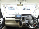 運転を気分よく楽しむための工夫のひとつとして、高い剛性をもたせた極細フロントピラーを採用。 前方の死角を減らし、交差点などでの安心感を高める、良好な視界にこだわりました。