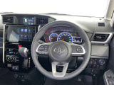 運転席まわりです。 各操作スイッチは使いやすい位置に配置されてます。