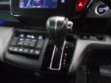 インパネシフトだから視線の移動も少なく足元もスッキリ。運転席もゆったりしているのでゆとりを持ってドライブできますね。
