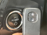 【スマートキー】カバンやポケットに入れたままでもドアの施錠・解錠が可能なスマートキーを装備。エンジンのオン・オフ時もカギを取り出す必要が無いからとっても便利です♪