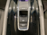 セレクトレバーの下に電子制御パーキングブレーキがあります。スイッチひとつで、停車した地点の傾斜などをシステムが検知・判断してブレーキ力を自動的に最適制御し、しっかり停車できるパーキングシステムです。