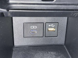 充電用USB端子付き。スマートフォンなどの充電に便利です。