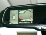 アラウンドビューをスイッチで、ルームミラーに映せます。