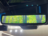 【デジタルインナーミラー】後席の大きな荷物や同乗者で後方が確認しづらい時でも安心!カメラが撮影した車両後方の映像をルームミラー内に表示。クリアな視界で状況の確認が可能です!