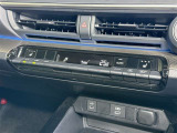 【オートエアコン】「AUTO」スイッチを押すだけで、冷暖房の切り替えや風量、吹き出し口の調整などを自動で行います。