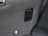 荷室から後部座席をスライドさせる事が出来ます。大きな荷物を載せる時にとても便利!