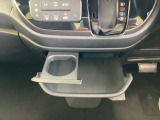 【スライドセンタートレー】運転席からも助手席からも自在に使えます